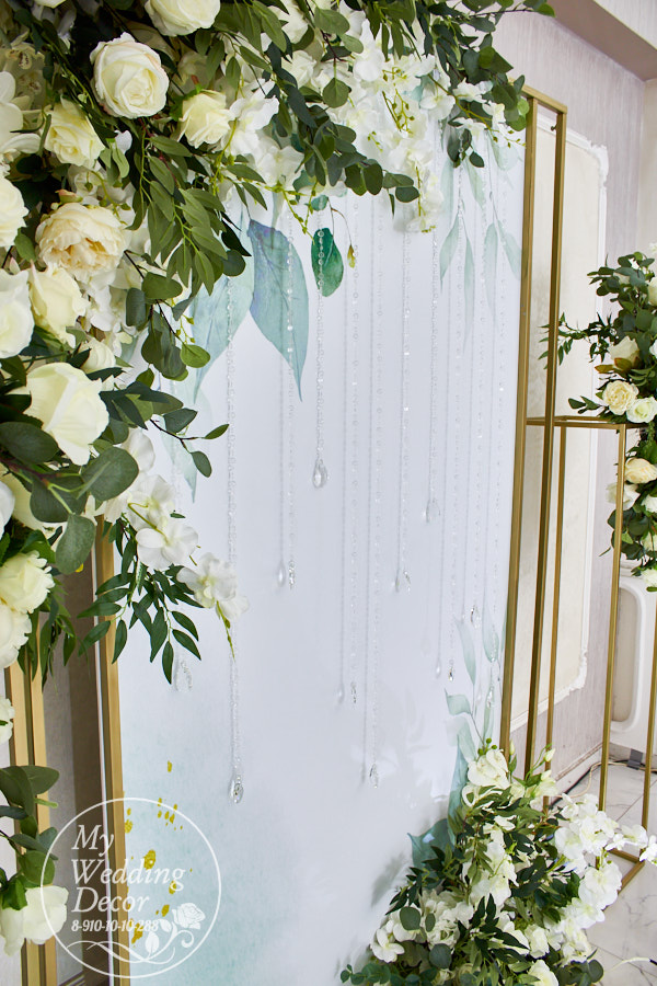 Оформление зала свадьбы цветами, тканями и баннер для фотозоны