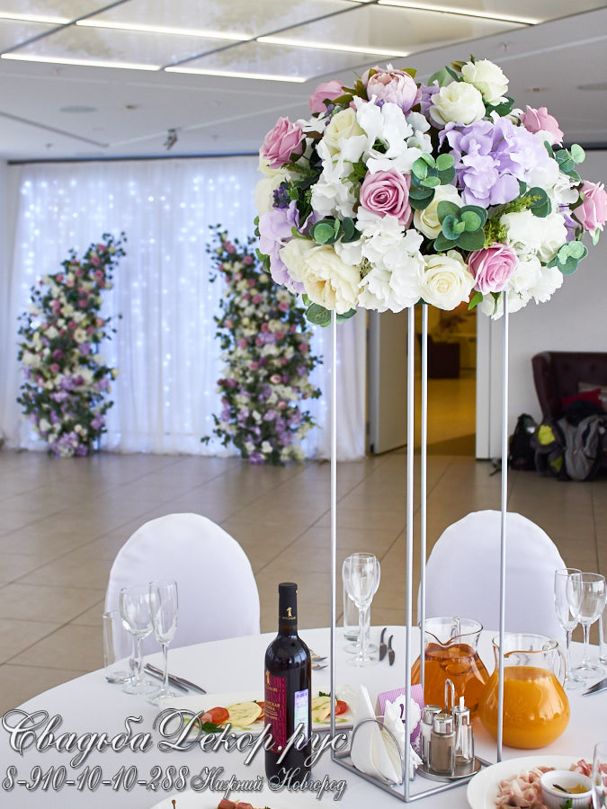 Свадебный баннер с фиолетовыми цветами, датой и именами