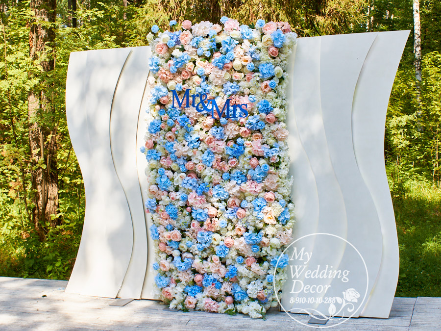 Свадебная выездная регистрация украшенная тканями и цветами 