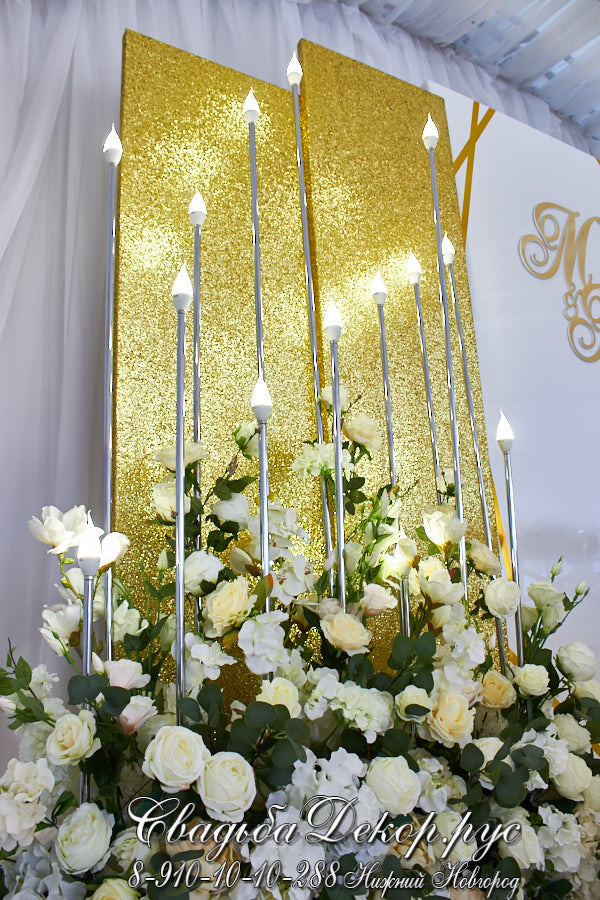 Стулья гостей свадьбы украшены белыми чехлами
