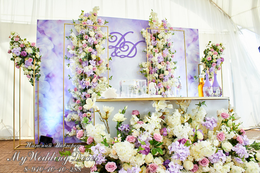 Декор свадебного стола молодоженов цветами, тканями, аксессуарами заказать купить недорого