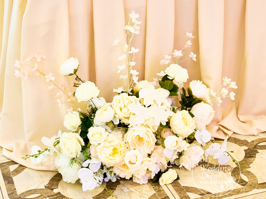 Золотая стойка с цветами и подсветкой для декора свадебного президиума