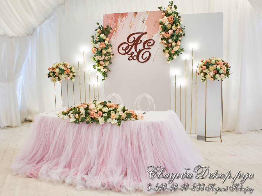Большой свадебный зал украшенный цветами и тканями в кафе Ильдорф